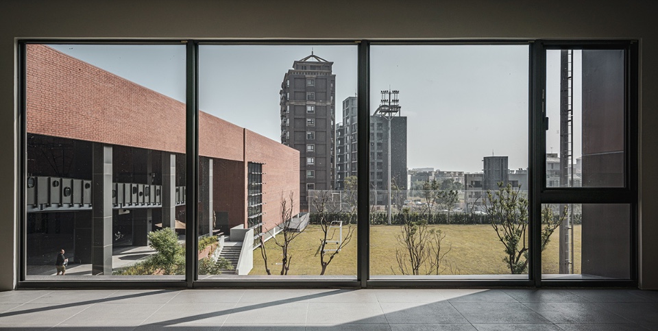 三樓走廊望向足球場與體育館 馬禮遜美國學校新北校區Morrison Academy Taipei Campus /侯銘賢建築師事務所+禾重建築周榮敬