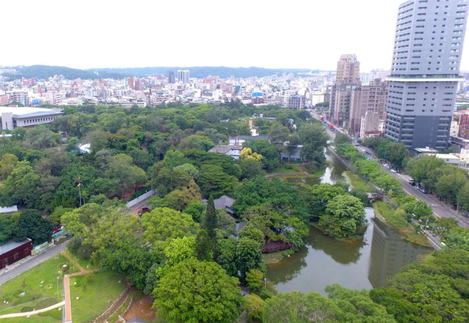 「新竹公園再生跨域亮點計畫」以百年榮景傳承為建設願景，全面升級園區內設施，恢復園林水岸景致，再造日式園林建築景觀風貌