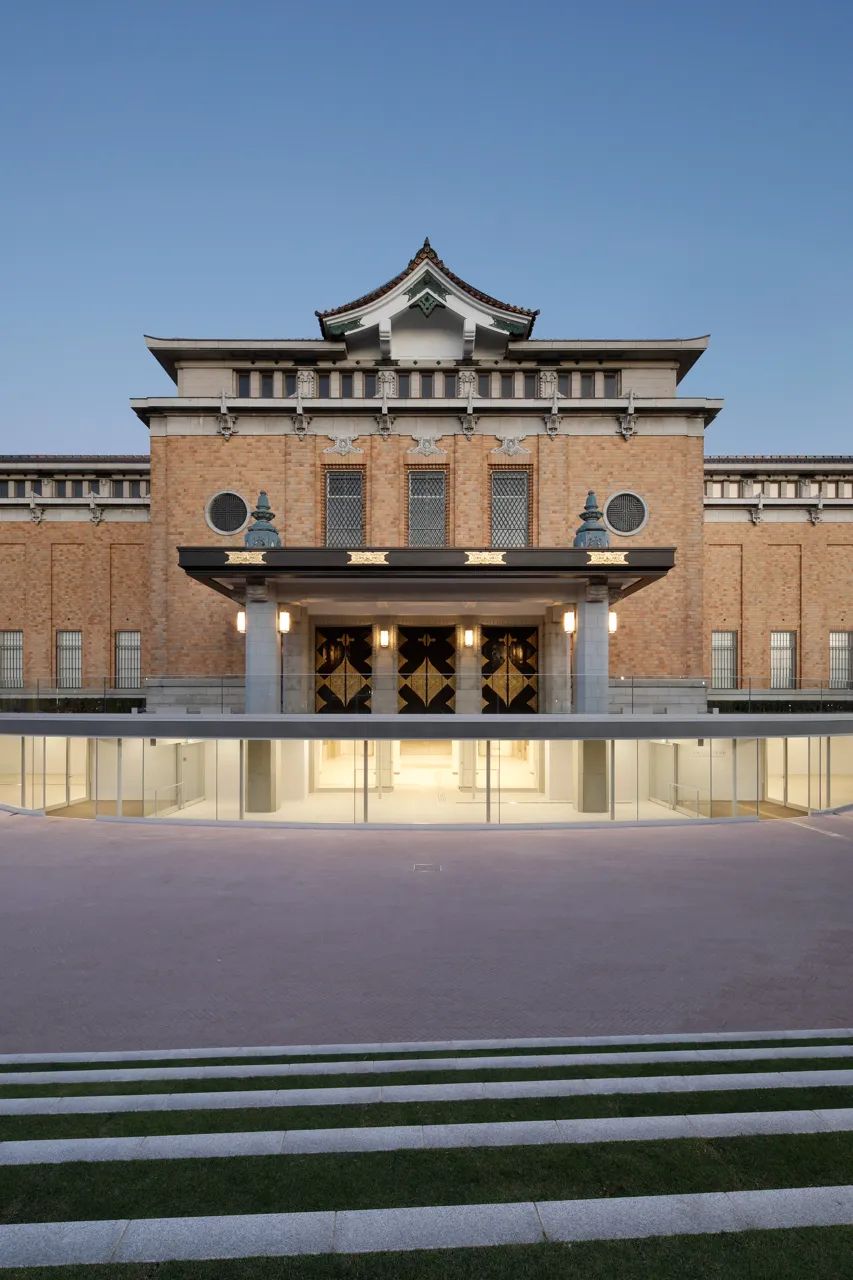 京都美術館(現被重命名為京都京瓷美術館)的主體建築是帝冠樣式建築中最古老的公共美術館建築。帝冠樣式(Imperial Crown Style)流行於昭和初期,是融合了日本傳統建築元素和西式建築風格的新興建築樣式。