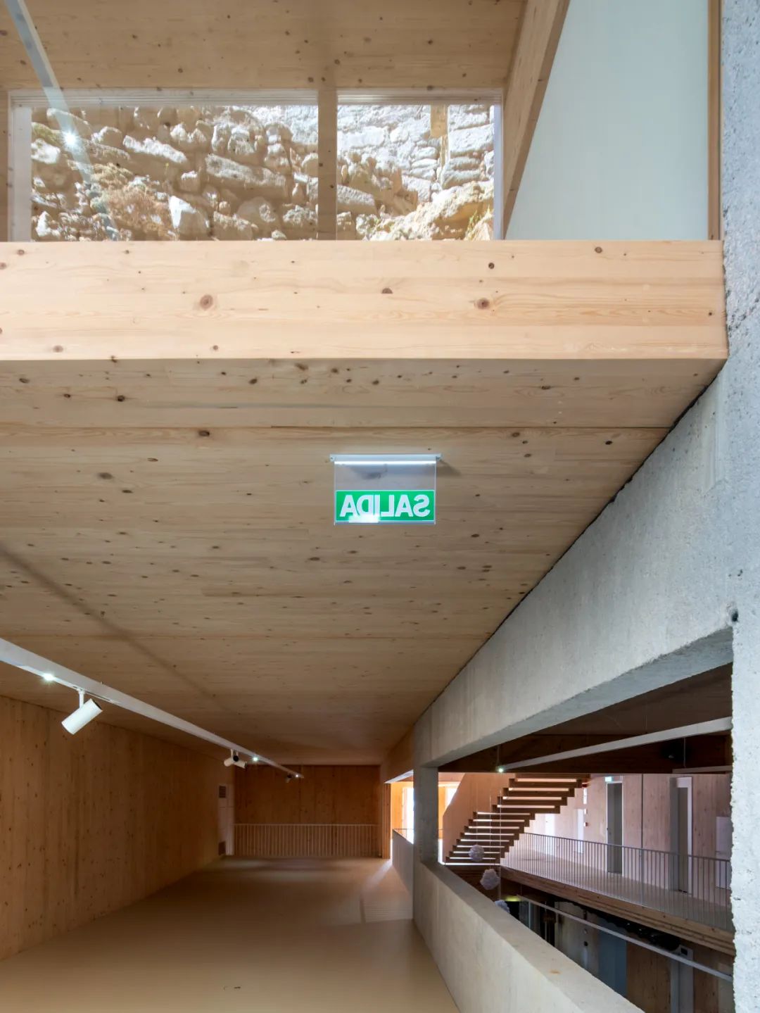 西班牙維戈大學在市區的新總部 Edificio Redeiras - Universidade de Vigo／Abalo Alonso Arquitectos