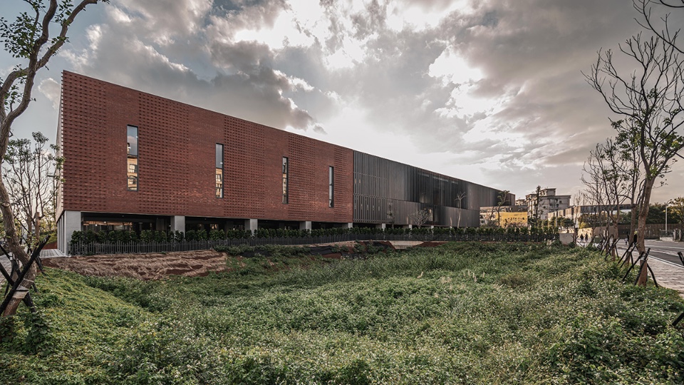 馬禮遜美國學校新北校區Morrison Academy Taipei Campus /侯銘賢建築師事務所+禾重建築周榮敬 馬禮遜美國學校新北校區北側量體與環境:馬禮遜美國學校在台有68年的歷史,北中南共有三個校區,為K到十二年級全年級教育、五年級以上的學生用跑班方式來轉換課程。由於台北汀洲路舊校區的綠地不足、空間受限,在尋找校地二十年後,終於在林口找到大小適中、環境優良的土地可供遷校