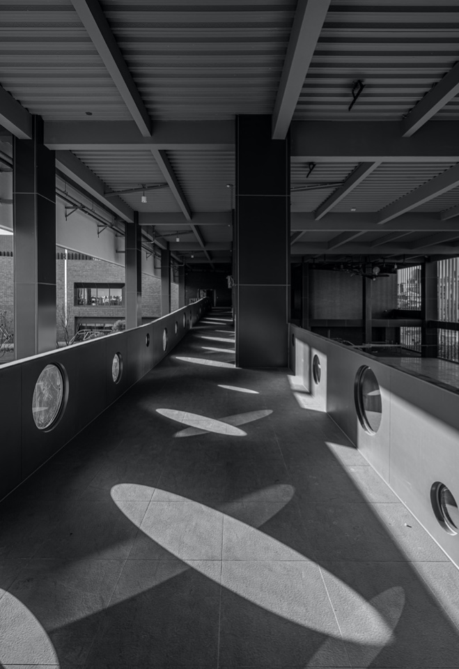 連結體育館與綜合樓的橋 馬禮遜美國學校新北校區Morrison Academy Taipei Campus /侯銘賢建築師事務所+禾重建築周榮敬