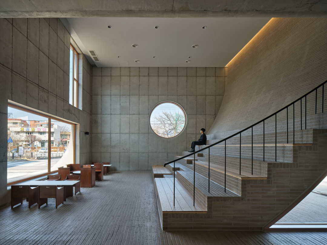 室內空間大階梯座位與外牆結合 韓國泰瑞咖啡館Café Teri (카페태리, 봉이호떡)/NAMELESS Architecture