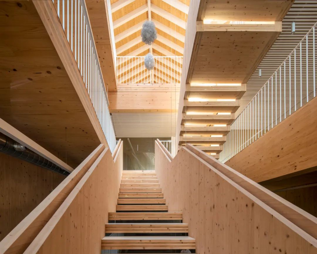 西班牙維戈大學在市區的新總部 Edificio Redeiras - Universidade de Vigo／Abalo Alonso Arquitectos