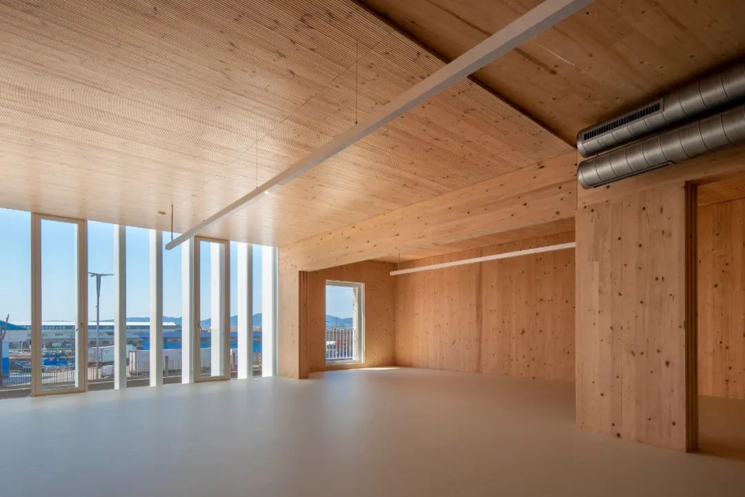 西班牙維戈大學在市區的新總部 Edificio Redeiras - Universidade de Vigo／Abalo Alonso Arquitectos