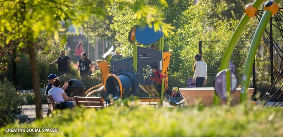 創造社交空間：分佈於公園中的遊樂場、陰涼的座位區和一系列公共藝術作品為林伍德創造了多彩的社交空間。細緻的設計使公園能夠滿足不同年齡段居民的使用需要。
