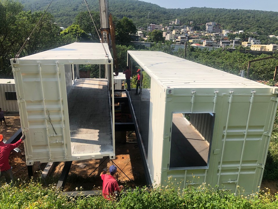 貨櫃吊掛至廢墟之上後與其他貨櫃拼接 container house 台中貨櫃屋 漂浮之屋／七澄建築