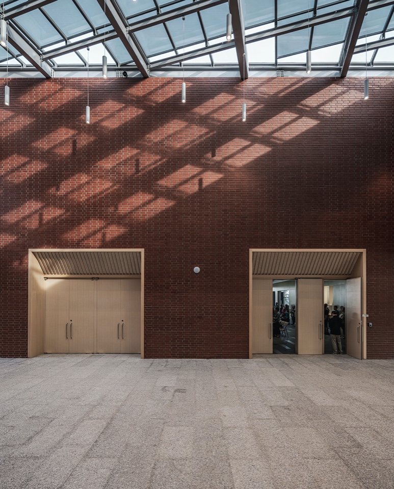 多功能室前廣場挑空天井 馬禮遜美國學校新北校區Morrison Academy Taipei Campus /侯銘賢建築師事務所+禾重建築周榮敬
