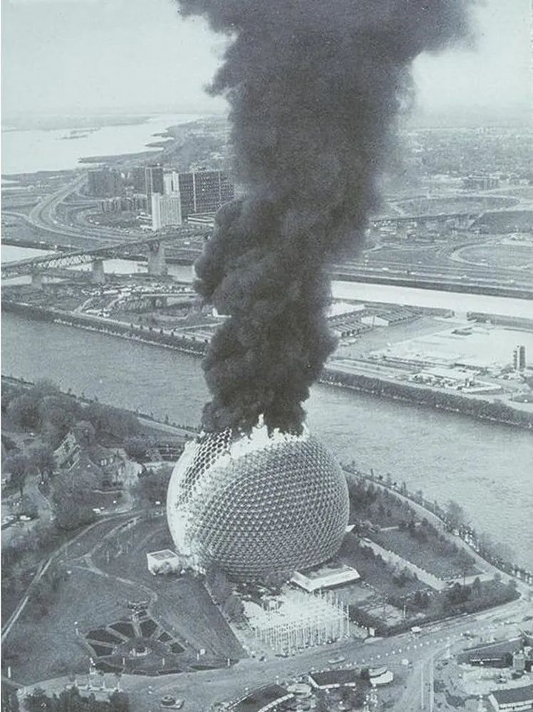 最初建造的圓頂外表面覆蓋的透明壓克力（丙烯酸）薄膜在1976年的火災中遭到破壞