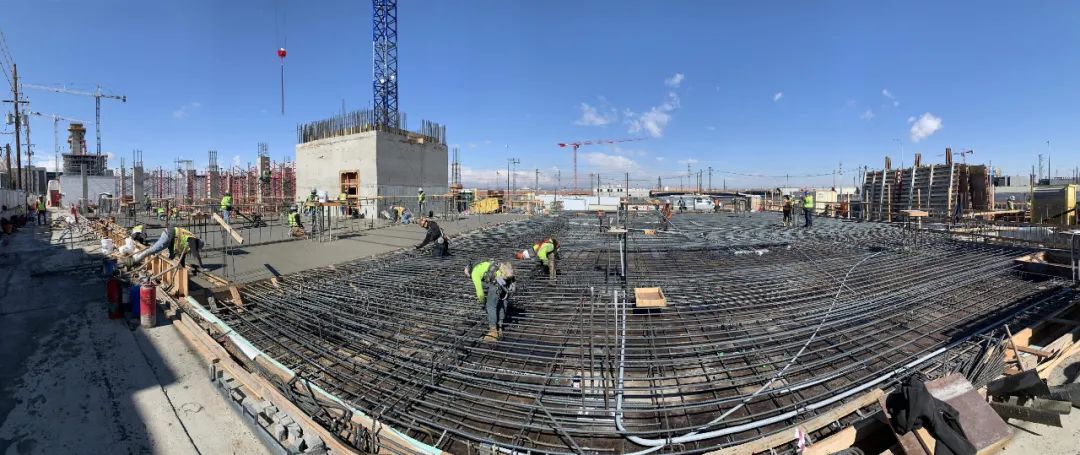施工中的工地，綁紮鋼筋 美國丹佛One River North Residences Denver Colorado集合住宅動工／馬岩松 MAD