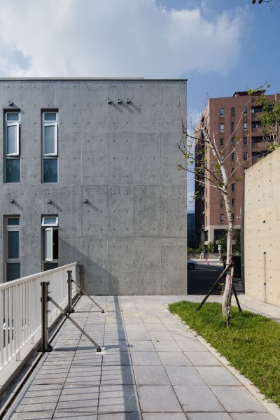 宿舍區的半戶外川廊，提供同仁們休憩互動的場所 桃園市大有消防分隊／許智凱建築師事務所