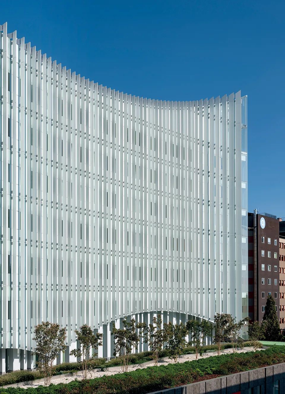 新的外科和急救中心完全被玻璃覆蓋，外面附著密集的編織立面，由具有雙重生物氣候機能的挑高垂直格柵組成