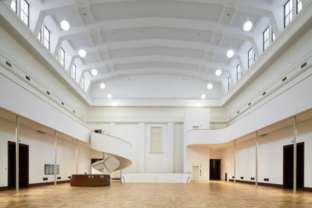 京都市京瓷美術館本館中心位置，有個挑高兩層的寬敞展間（二次戰後美軍駐守期間，還曾將此作為籃球場使用），連接新入口的通道後，成為美術館的心臟，能夠由此通往各處。 