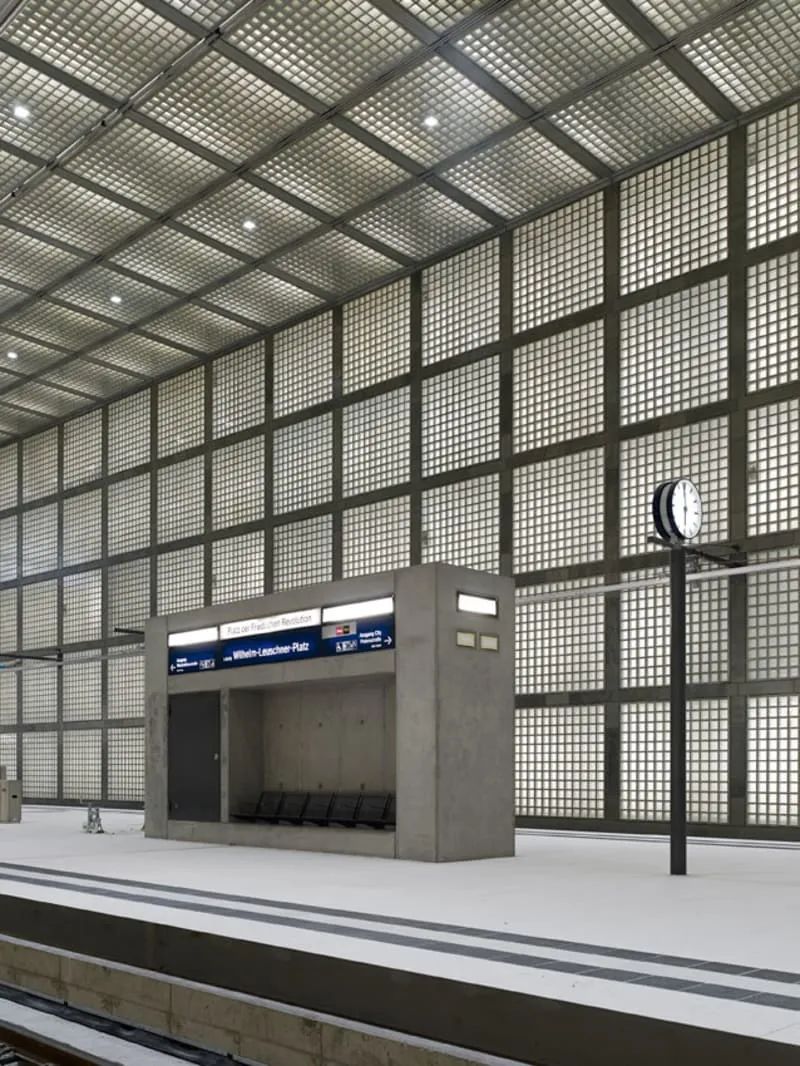 玻璃磚給車站大廳帶來一種明亮而寬敞的感覺，同一個語彙重複使用，其實際尺寸對乘客而言幾乎是無形的 萊比錫地鐵站Wilhelm-leuschner-Platz station／Max Dudler