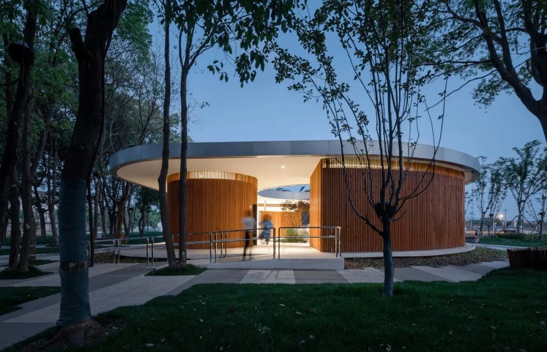 為滿足快速建造的條件,建築採用鋼構造系統,為營造出輕盈感,地面整體抬升,外牆用木格柵裝飾,使窗戶從立面上「消失」