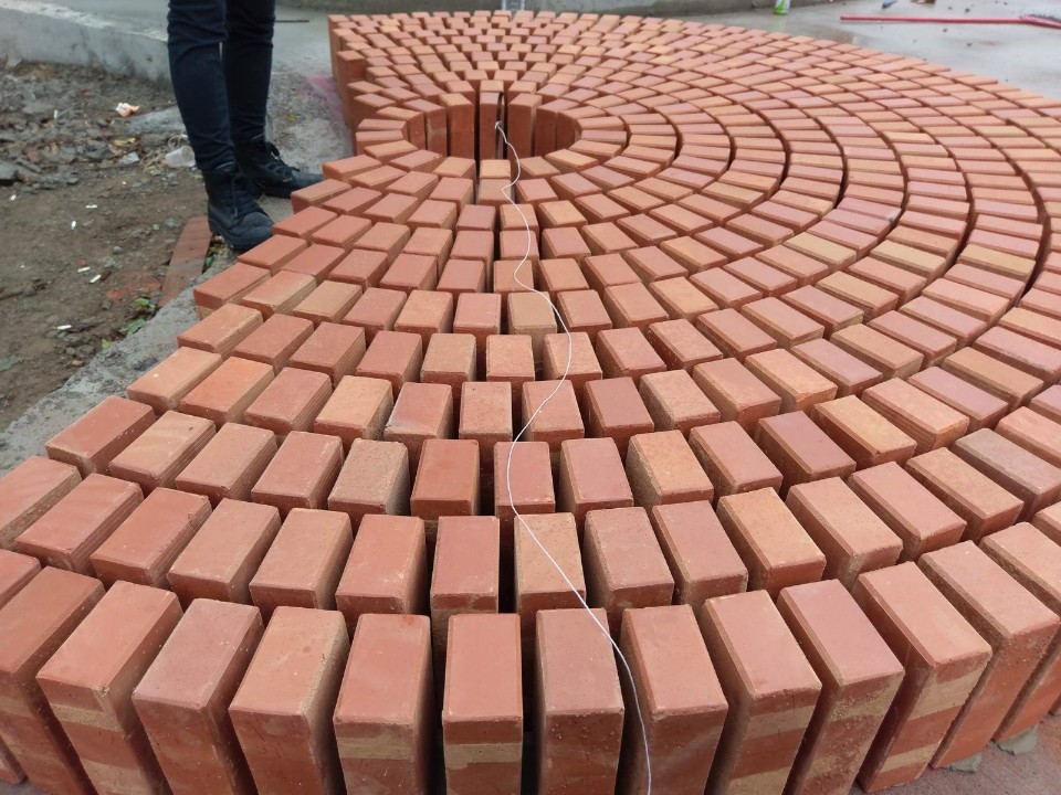 陶磚施工試排列 新竹幸福廣場／嶼山工房 林聖峰