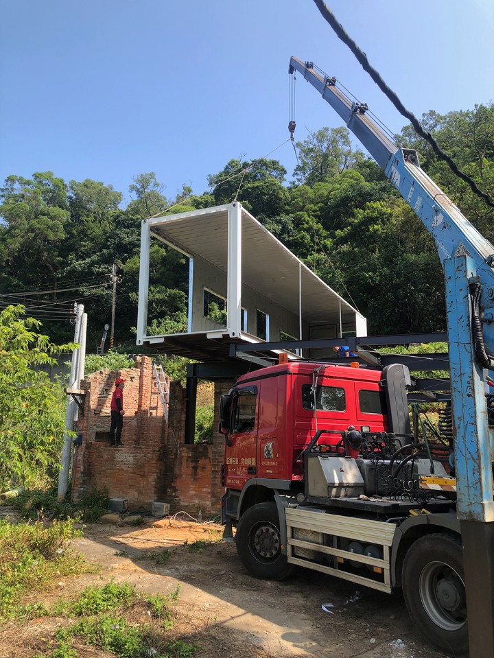 貨櫃吊掛至廢墟之上 container house 台中貨櫃屋 漂浮之屋／七澄建築