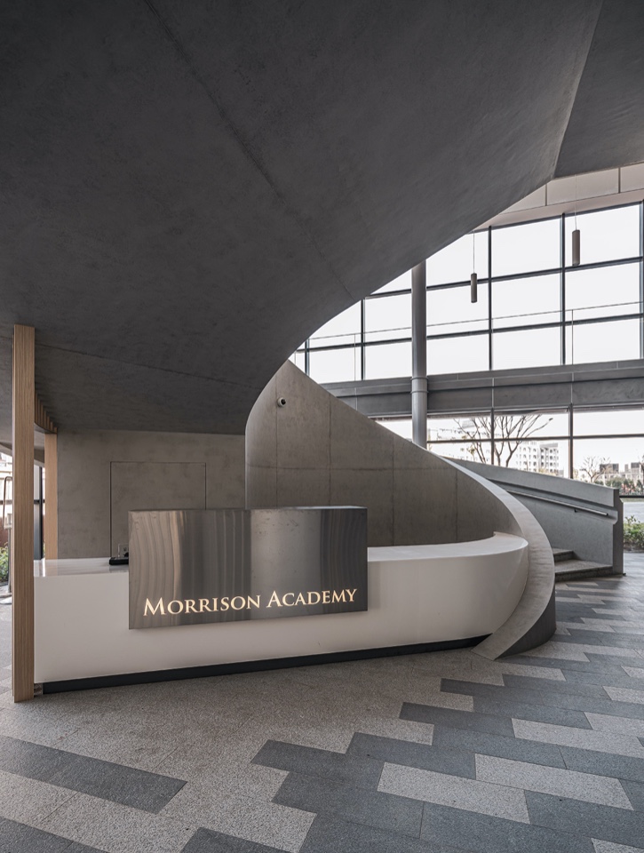 大廳圓弧櫃台 馬禮遜美國學校新北校區Morrison Academy Taipei Campus ／侯銘賢建築師事務所＋禾重建築周榮敬