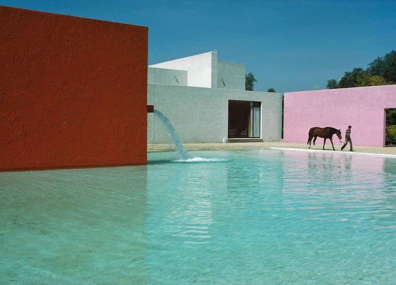 Rene Burri, Cuadra San Cristobal Mexico City,1967-68/Luis Barragán:色彩成為了巴拉岡的鮮明的個人標誌,後來也成為了墨西哥建築中的重要設計元素。他曾在遊歷歐洲時,被地中海濃烈的色彩深深打動,回到墨西哥後,他開始關注來自故鄉的絢麗色彩。這些傳統而純淨的色彩並非現代的塗料,而是由墨西哥本土的自然材質製成的。花粉和蝸牛殼粉混合以後製成的這些顏色,能夠保證多年之後依舊鮮豔如初。冰冷的幾何建築結構因為有了這些溫情的色彩而顯得更加親切動人,多種色彩的組合呈現出了南美特有的魔幻氛圍。