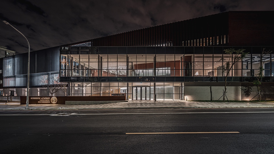 北側入口夜景馬禮遜美國學校新北校區Morrison Academy Taipei Campus /侯銘賢建築師事務所+禾重建築周榮敬