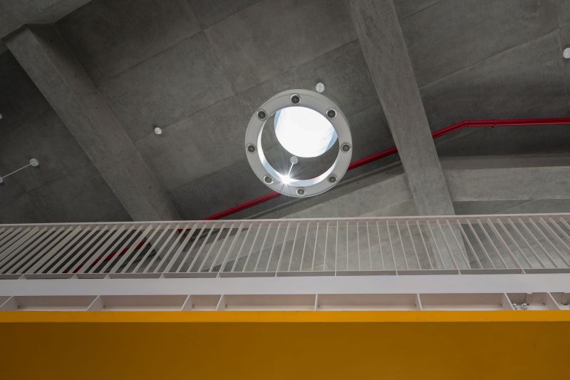 屋頂圓形開口引入自然光 桃園市大有消防分隊／許智凱建築師事務所