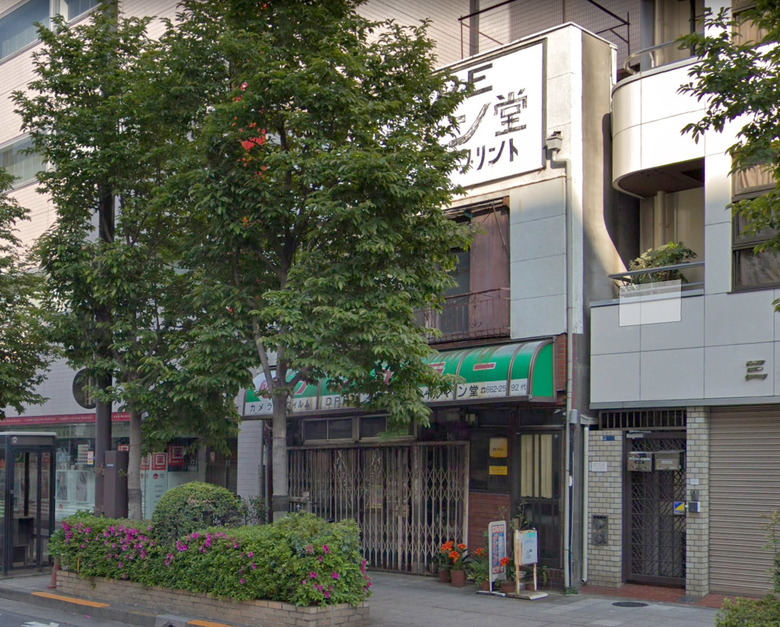 曾經存在的「Irumando」老式相機店，二樓和三樓是住宅，一樓是店面