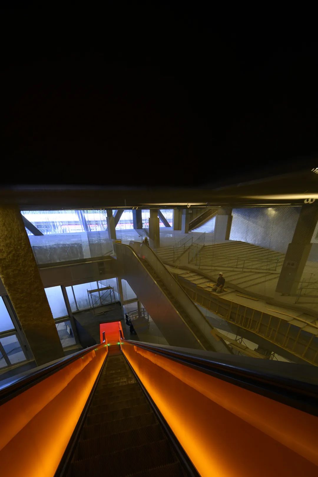 庫哈斯喜歡採用橘色手扶梯，類似的手扶梯已經在之前多件作品出現