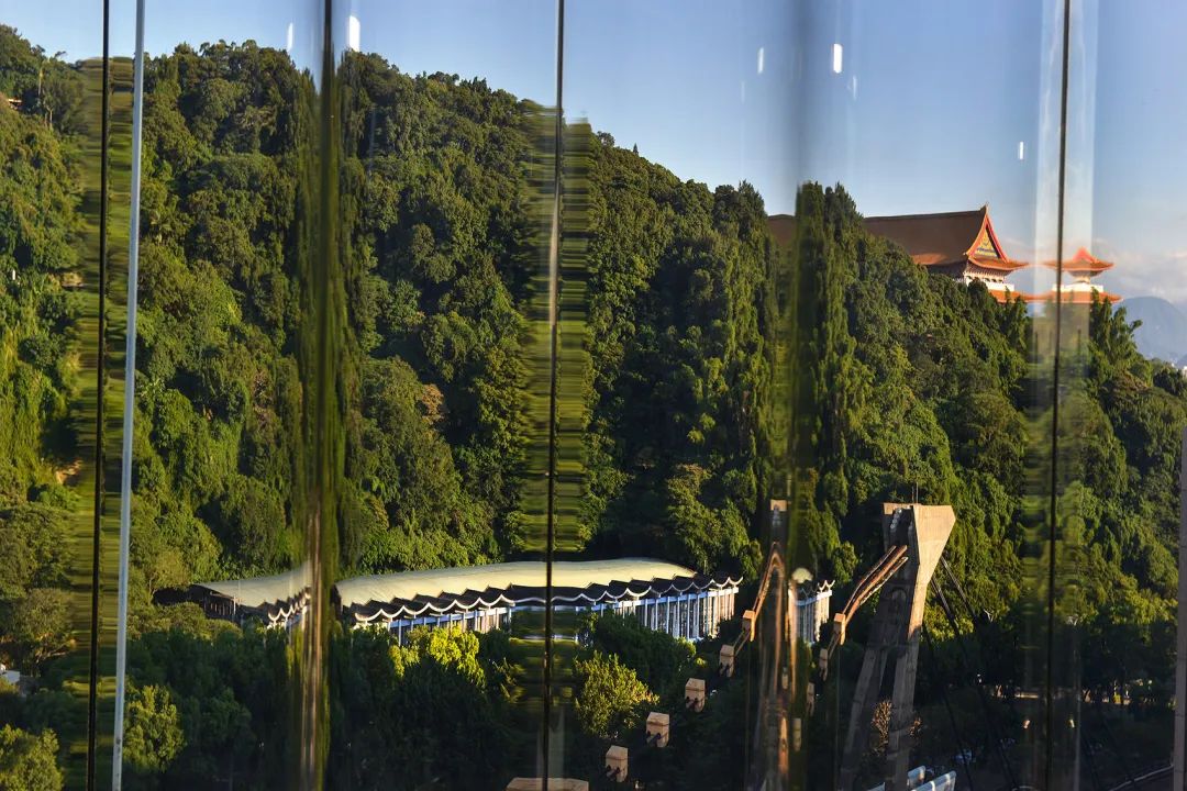 透過曲面玻璃看到外部景觀 taipei performing arts center台北表演藝術中心／OMA Rem Koolhaas