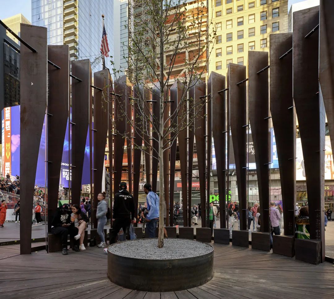 由回收杉木材製成的長椅環繞著一棵20英呎高的樹木 NYCxDesign Festival 紐約設計節空間裝置Filter／CLB Architects