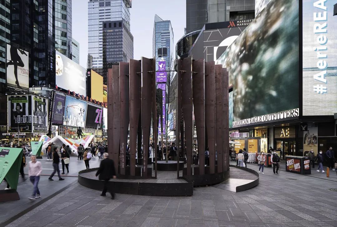 Filter空間裝置專為涼亭設計展（Design Pavilion）和紐約設計節（NYCxDesign Festival）打造，在時代廣場喧囂的氛圍中構築宜人的空間