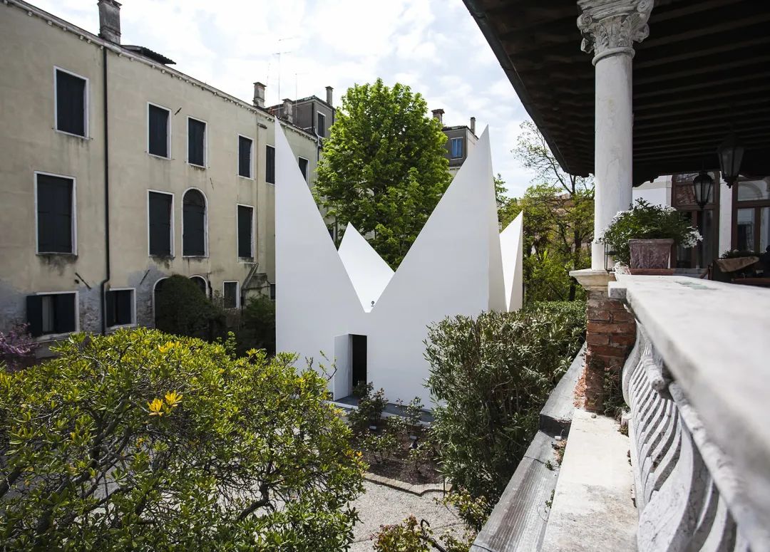 位於Palazzo Contarini Polignac 的花園中,俯瞰威尼斯大運河 第59屆威尼斯雙年展裝置藝術 韓紙之家Hanji House Pavilion/Stefano Boeri Architetti