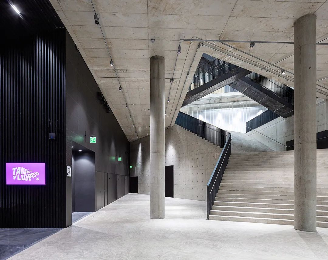 門廳及大階梯，清水混凝土與黑色格柵相得益彰 赫爾辛基藝術大學University of the Arts Helsinki／JKMM Architects