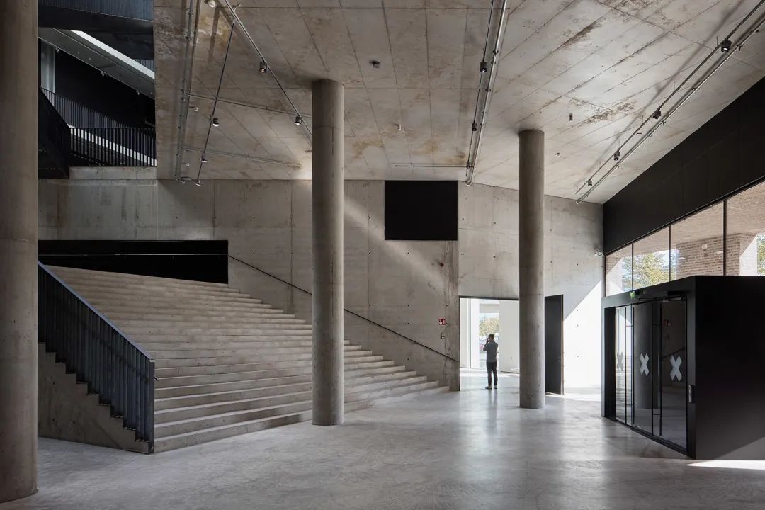 門廳及大階梯，清水混凝土與黑色格柵相得益彰 赫爾辛基藝術大學University of the Arts Helsinki／JKMM Architects