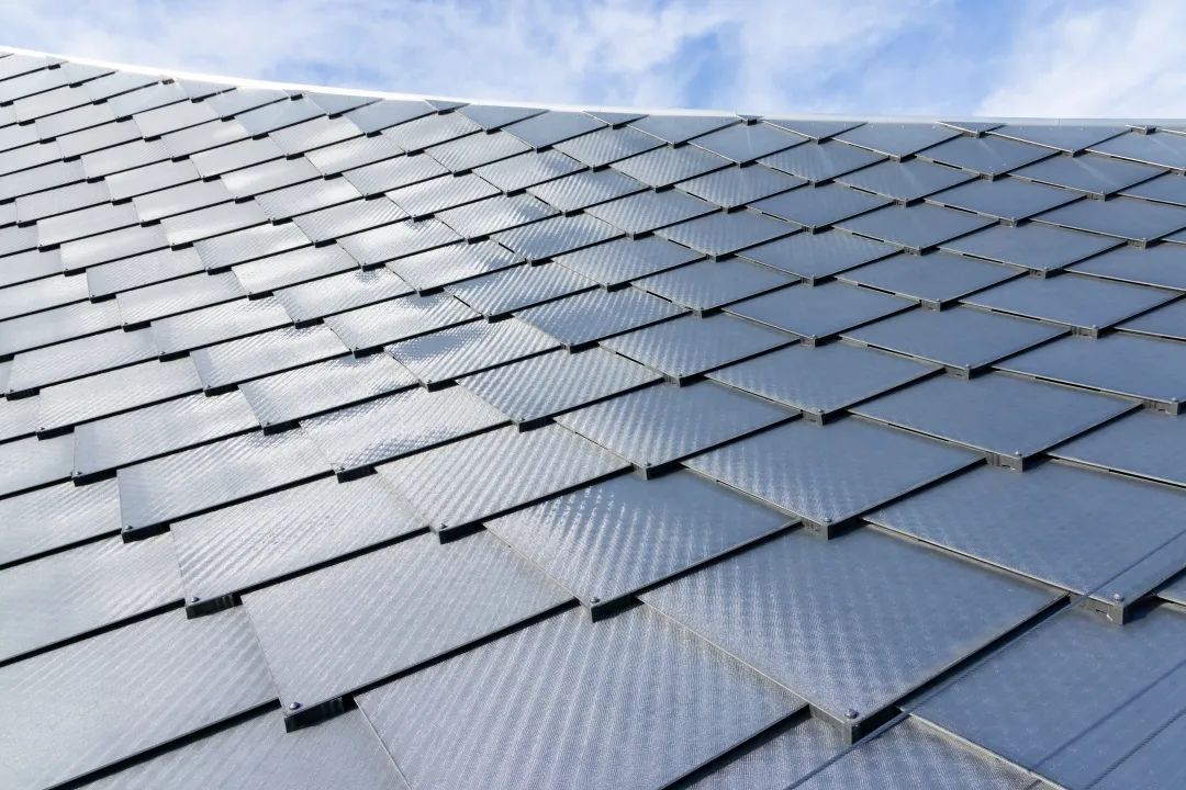 為了兌現 Google 到 2030 年每天使用無碳能源的承諾,設計時優先考慮可再生能源,Bay View「龍鱗太陽能」可最大限度發揮潛力,加上附近風電場,園區有 90% 時間使用無碳能源供電。除了完全 100% 電力驅動,Bay View 還擁有北美最大地熱樁系統,負責供暖和制冷。巨大地質交換場整合至結構系統,將冷卻用水減少 90%,相當於每年 500 萬加侖。
