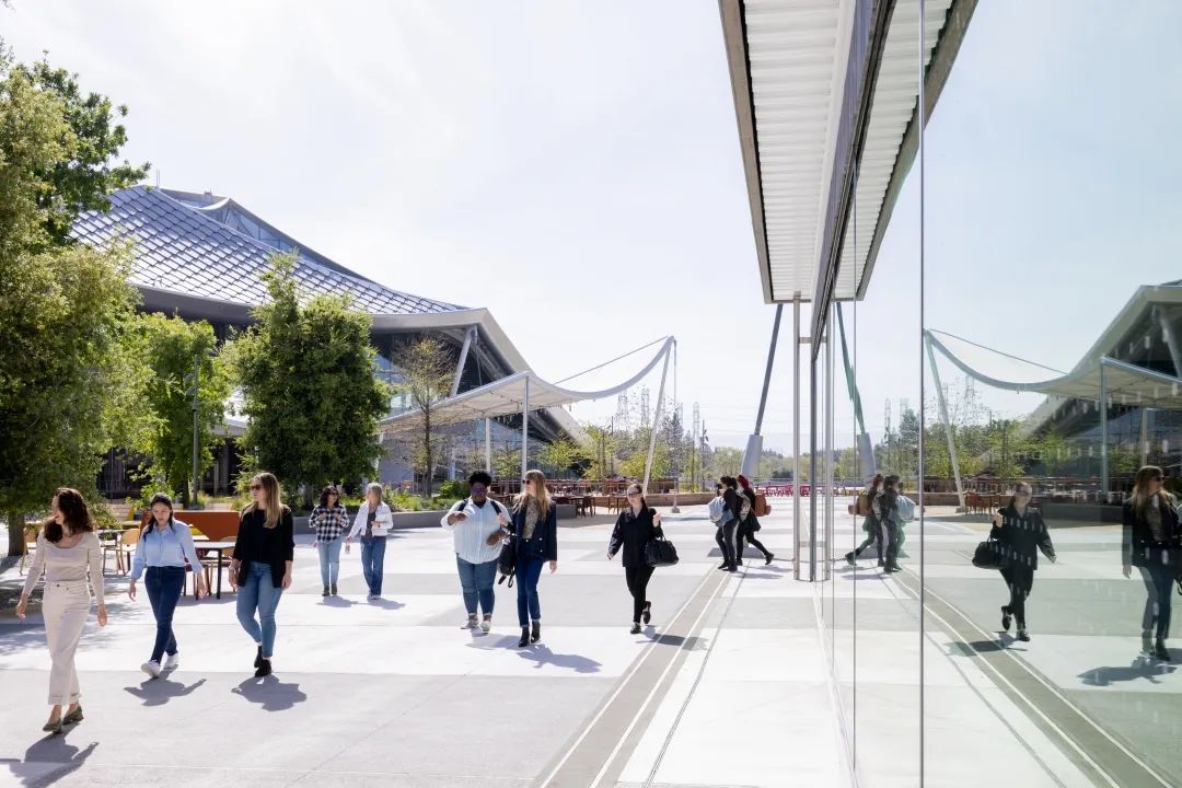 園區建築是世界最大追求 LEED-NC v4 白金的建築之一,也是追求國際生活未來研究所(ILFI)生活建築挑戰(LBC)花瓣認證的最大建築之一。更重要的,是身處「可持續」的 Bay View 和 Charleston East 園區,與自然更接近的員工。
