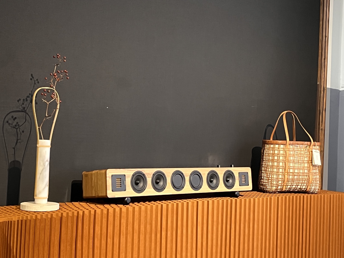 Minfort以回收老檜木再生機制打造迷人且具手感的聲霸「 Soundbar α | 訂製實木藍牙劇院級音響 」，手工使用拼接實木打造出的實木藍牙音響，配上鋁合金面板的氣動高音和六個喇叭單體，打造出最適合居家影音聆聽的體驗和各種空間美感的呈現。