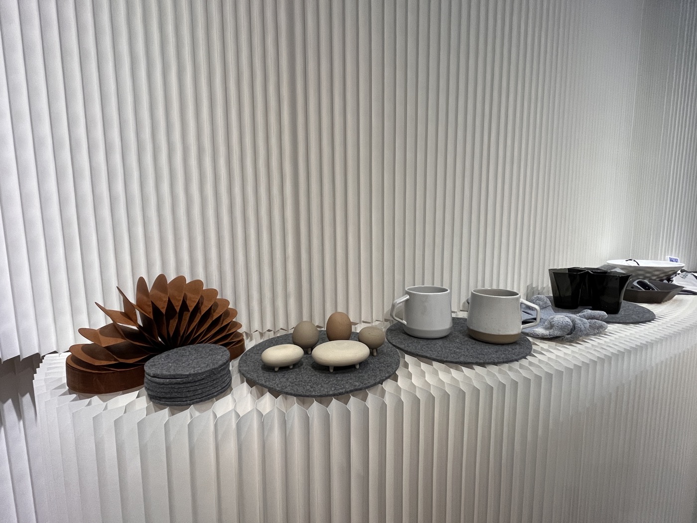 五福窯業以不同工藝雙色呈現循環陶瓷材質特色所打造的馬克杯