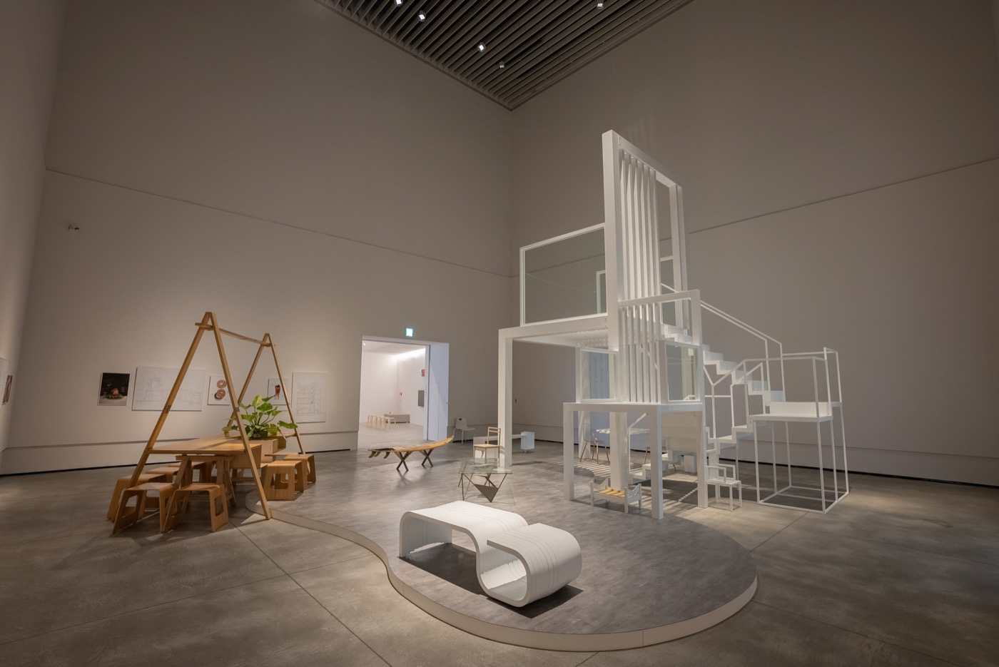2022臺南建築三年展 以盛宴為名的「XL- @ B gallery→Banquet of Architecture」展間之最後高潮，就是在挑高空間中所設立了宛如「三位一體之寶座（Trinity Throne）」的大尺度椅子，以及透過臺南在地經典美食及創作料理來仿擬建築的另類展出