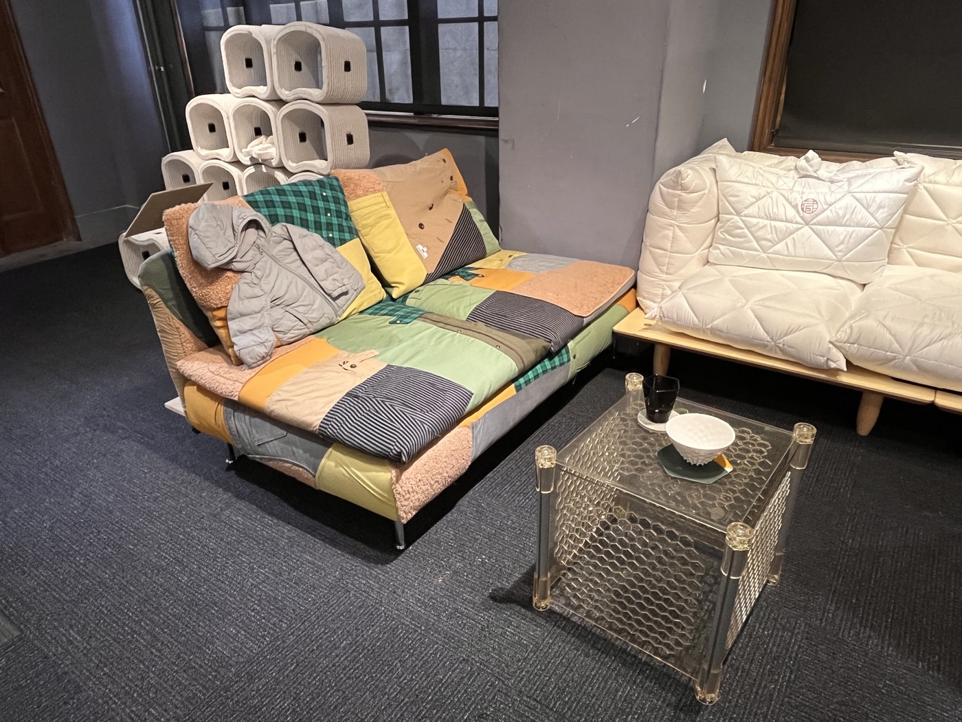 設計師周裕穎運用Uniqlo的收衣物打造沙發