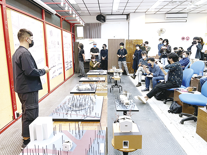國立金門大學建築學系為提升學生的專業知能，並檢視應屆畢業生建築設計的學習成果，日前該校邀請國立陽明交通大學建築研究所教授龔書章、建築師賴人碩、建築師王喆、建築師趙元鴻、設計師黃慶雄、建築師李宜蓉、建築師林光浩、高雄大建築系主任陳逸杰、中原大學建築系教授葉俊麟等各界重量級代表蒞臨金門評圖