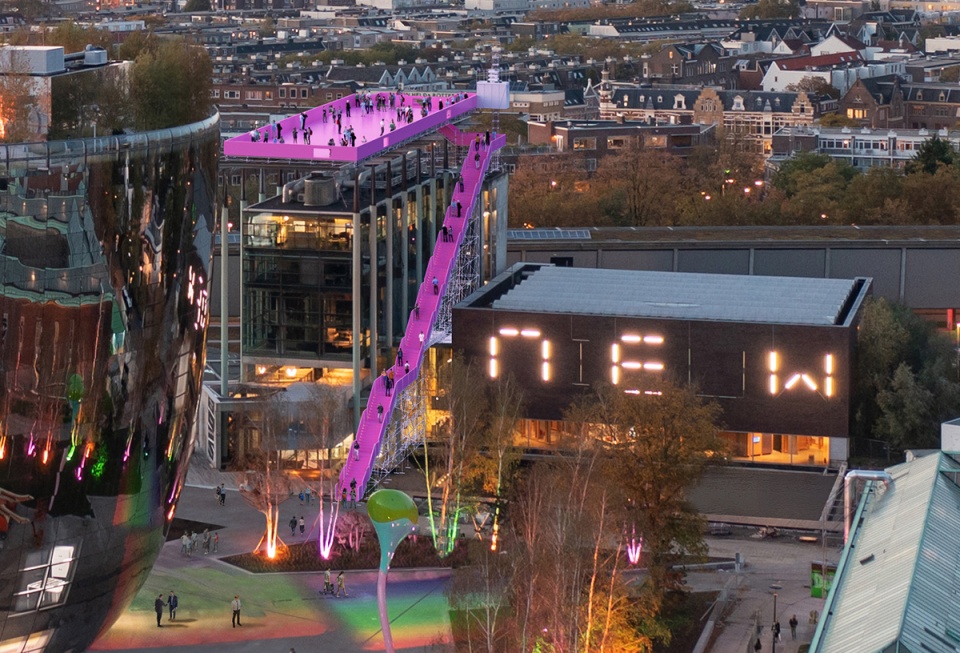醒目的亮粉色為The podium賦予強烈的視覺沖擊力,The Podium’s visibility will be increased by its striking pink colour © MVRDV