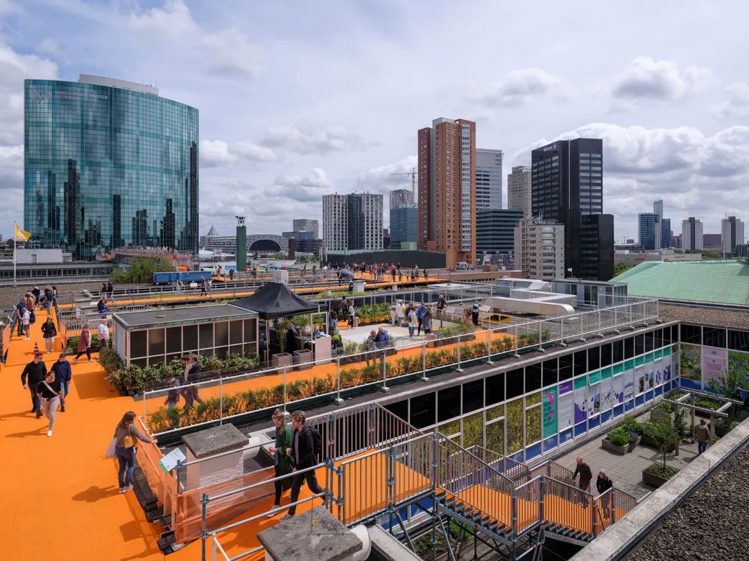 除了地面層外，屋頂可成為都市的第二層公共空間，合乎法規中的產權及安全規定前提下，結合有效合理的都市設計，讓城市變得更加宜居、生物多樣、健康和永續發展。