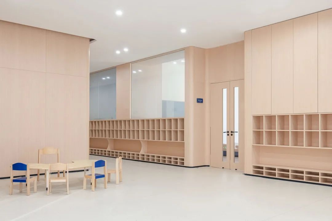 櫃體方便幼兒園大量教具和物品的儲藏 寧波綺朵幼兒園室內設計 Kido School/REAL建築事務所