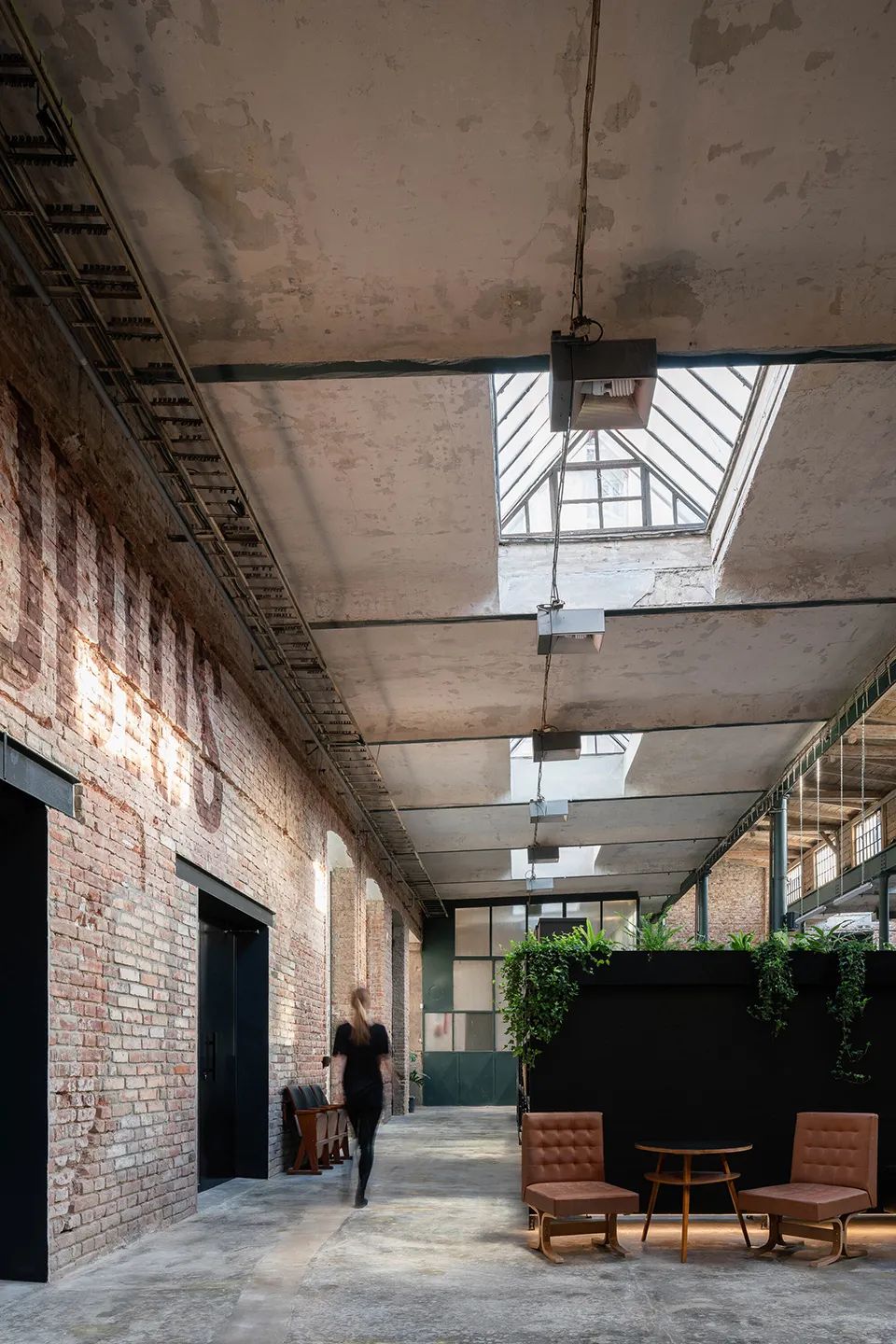 由入口望向內部 捷克布拉格藝術家工作室 Prague Czech Kabelovna Studios/B² Architecture