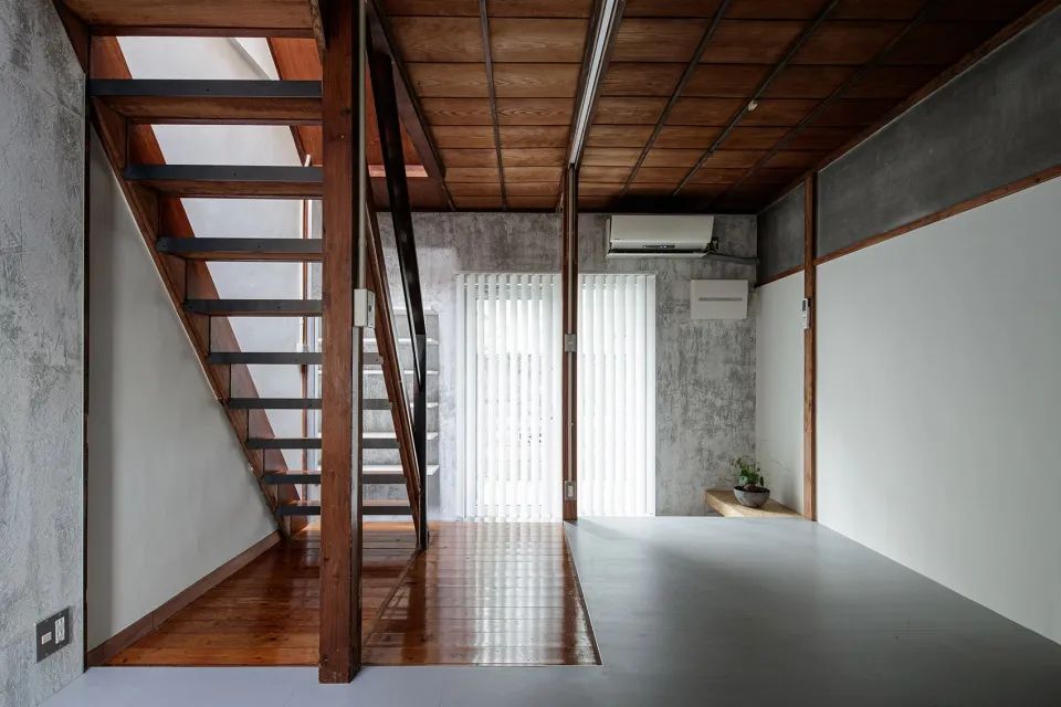 新的玻璃門為住宅帶來更多自然光 Tokyo House 東京木構造一戶建私人住宅目黒本町の家／ROOVICE