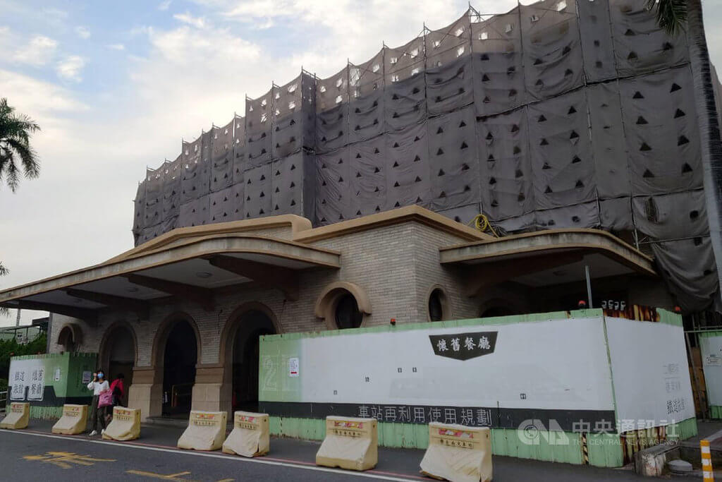 台南火車站目前正進行國定古蹟修復工程,但因部分工項承包商未經變更審議通過就逕予施作,造成古蹟外牆磁磚等文物遭破壞,文資局已要求停工。