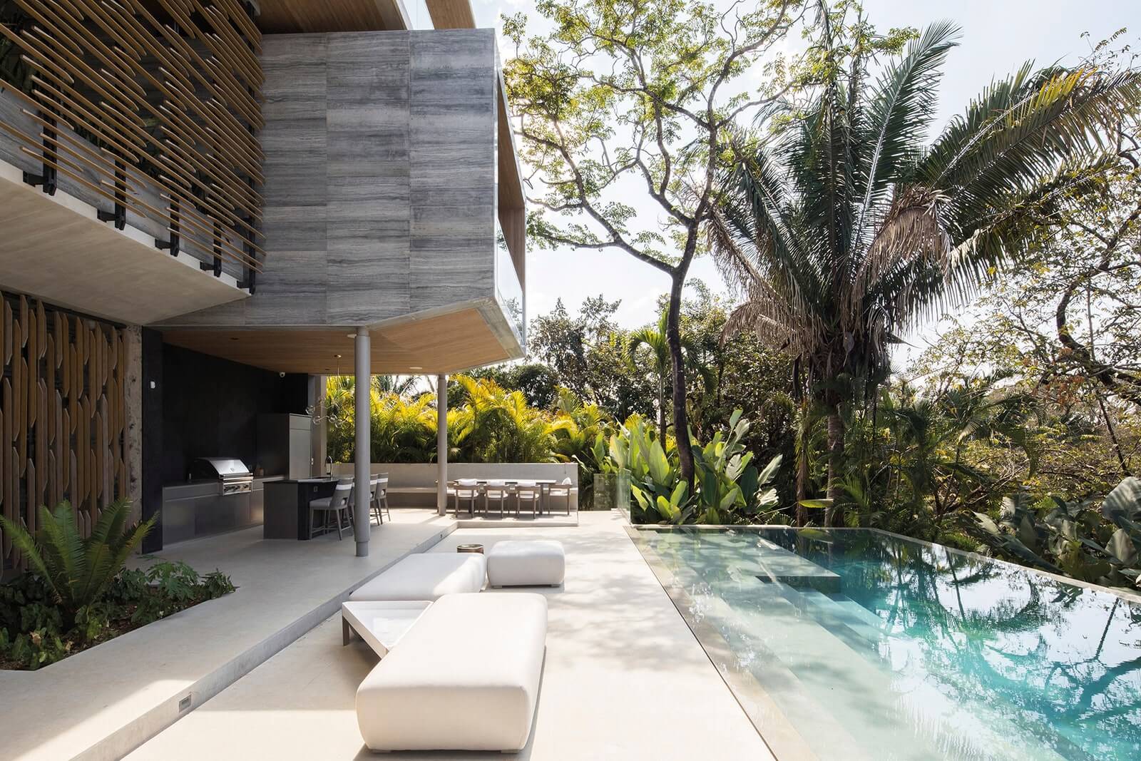 哥斯大黎加沿海城鎮的The Atrium House「中庭別墅」,保有隱私的同時,亦營造出「居家即悠閒」的適當規劃。