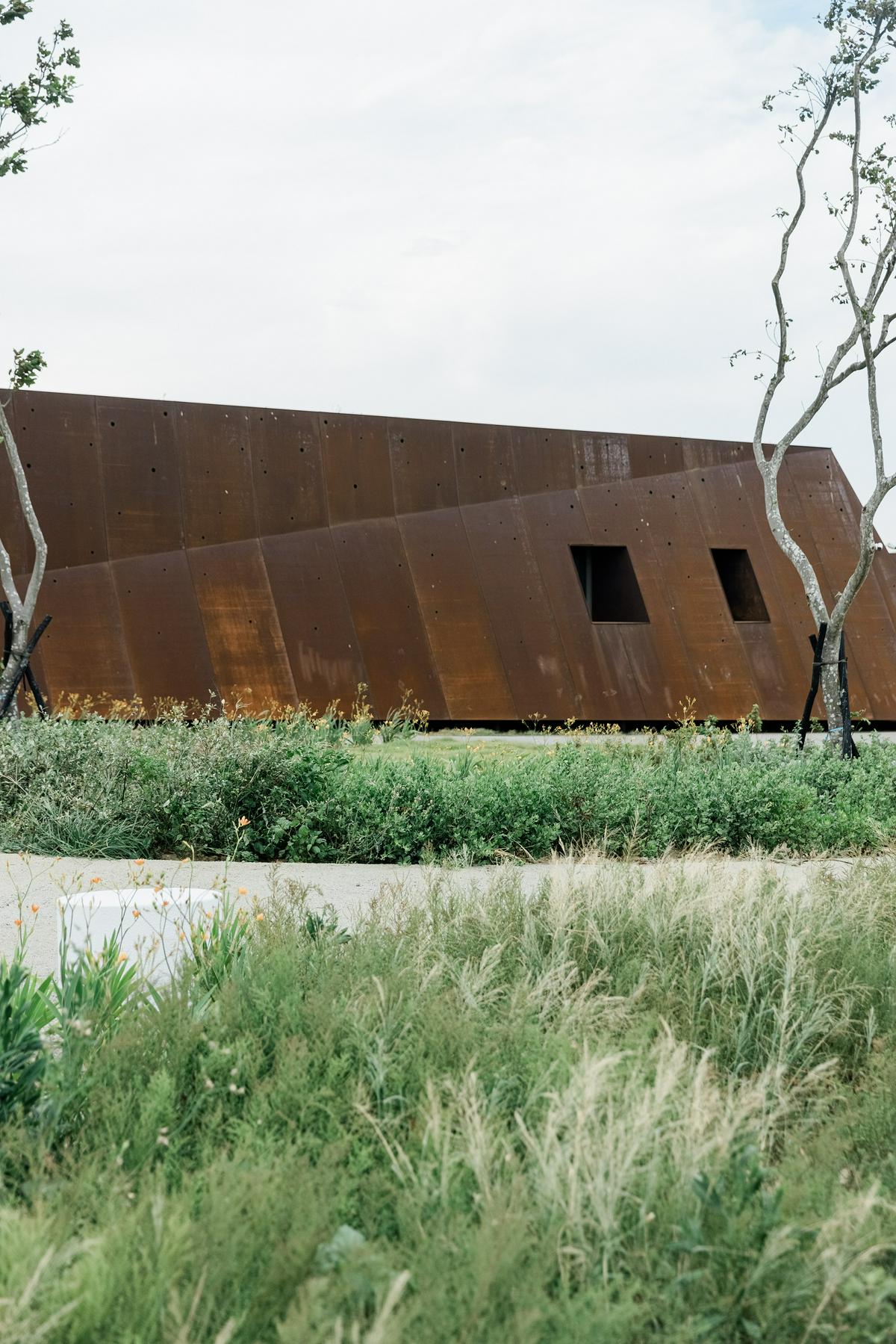 整個鹼地荒野花園基地面積約4公頃，原先是氣候環境惡劣的永安漁港海濱不毛之地，初始「太研規劃設計」團隊運用永安漁港每天清出的海港淤沙，參照舊有的地形去堆出各式各樣高高低低的丘陵地景，此一目的是創造出受風面、背風面，將海風對基地的侵襲降到最低，有機會讓植物喘息，漸漸地可以在鹽地長出植物：此外也能創造人行走其間不同的路徑與風景。