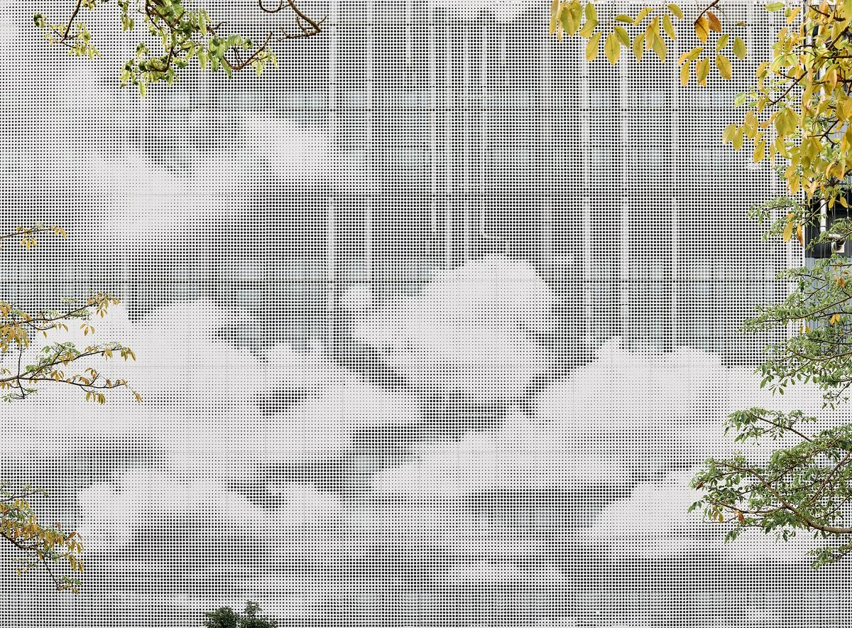 建築外殼由鋁製冲孔板呈現的浮雲圖案 台南沙崙綠能科技示範場域／九典聯合建築師事務所