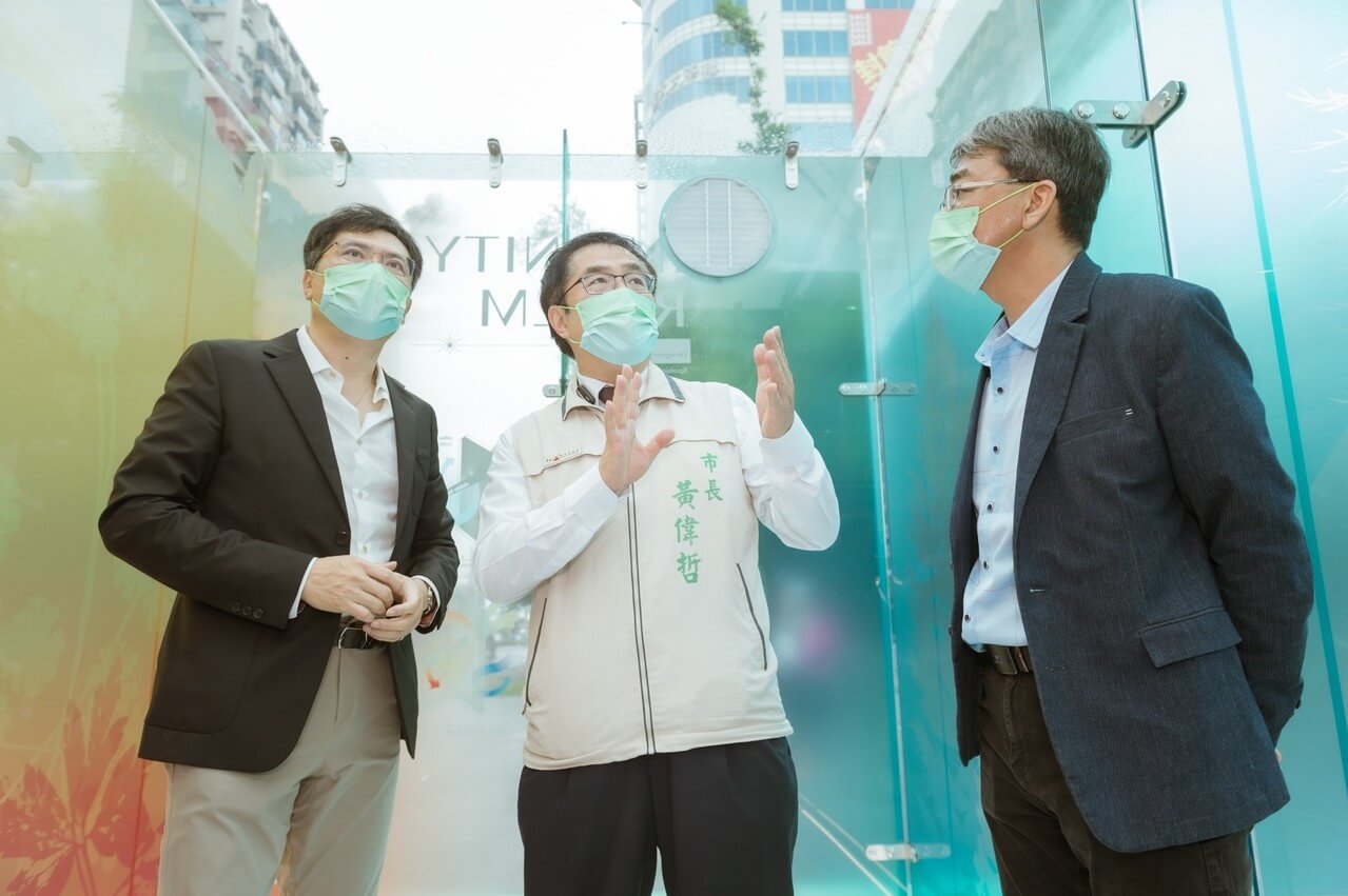 台南市黃偉哲市長（中）與橙田建築室研所羅耕甫（左）與森冠科技公司總經理陳正勝